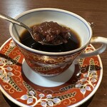 べら珈琲 - あずきの量はアイスクリームの１スクープくらい入ってるかも。苦味と甘味が合います。味変でフレッシュを入れてクリーミーに。