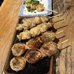 博多うどん酒場イチカバチカ - 奥からシュウマイ串・とりもも・しそ巻き