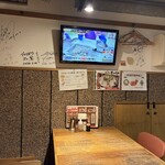 博多うどん酒場イチカバチカ - 壁には九州にゆかりのある芸能人のサインがちらほら