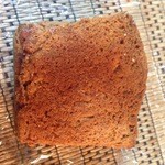 ア コテ パティスリー - 2014年10月：プルーンが入ったパウンドケーキ（正式名称失念）…端っこをもらったのですが、すごく焼きこまれていて美味しかったです