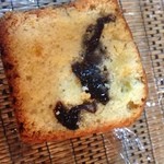 ア コテ パティスリー - 2014年10月：プルーンが入ったパウンドケーキ（正式名称失念）…ばら売りはしていなかったので１本買いしてプレゼントに使ったのですが、一口食べたくってもらって帰ってきました（笑）