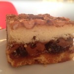 2014年10月：キャトルデリス(\380)…真ん中の層はアーモンド・ヘーゼルナッツなどのナッツ類にたっぷり粘度の高いキャラメルを纏わせたものです