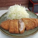 とんかつ美よし - ロースかつ定食　８５０円。とんかつ定食のかつと特製ロースかつ定食のかつの間くらいの厚み。特製ロースかつの肉程ではありませんが、充分柔らかくジューシー。