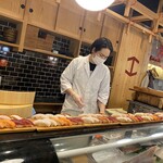 スシエビス - コースのお客さんで満席の店内並ぶお寿司に圧巻