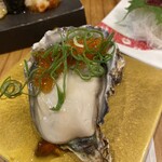 スシエビス - 追加の生牡蠣にいくら乗ってる！