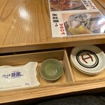 スシエビス - 取り皿などはテーブルの引き出しに除菌シートも嬉しい