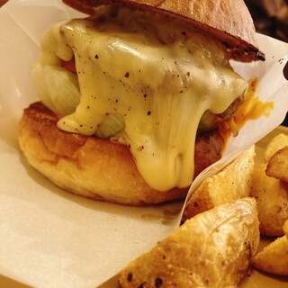 チョッパーズ - 料理写真:チーズバーガー。

パテは肉汁溢れ、バンズはカリッと焼かれていた。
チーズももちろん美味しい（≧∇≦）
ポテトは冷凍ではなく、生のじゃが芋を揚げた味がして、美味しかった(*´꒳`*)また行きたい。