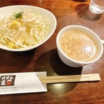 ばるむ食堂 - 前菜のキャベツサラダとスープ
