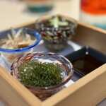 アグーしゃぶしゃぶ 神まえ - 小鉢（もずく、海ぶどう、島らっきょの浅漬け）