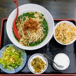 黄鶴楼 餃子酒場 - 2025/12月。坦々刀削麺のセットメニュー。