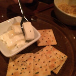 Happy dining あじ戸 - デザートチーズとクラッカー