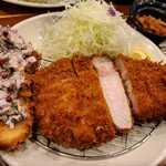 豚肉料理専門店 とんかつのり - 左がサーモンフライ。味も見た目も高級感あります。トンカツは艶々ピンク色。3種類のお塩から燻製塩を選び使いました