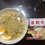 長町ラーメン - 長町ラーメン箱入り（笑）
      ゆで卵とバラネギ散らして
      とりあえずスープは似てます（笑）
      