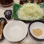 新宿さぼてん 岡山駅サンステーションテラス店 - ふわふわシャキシャキ鮮度抜群の千切りキャベツが、重厚な器で量も山盛り：2025/12/27