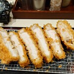 新宿さぼてん 岡山駅サンステーションテラス店 - かつ断面。特段厚いわけではないが、サクサク衣で柔らかく、適度に脂身も愉しめる：2025/12/27