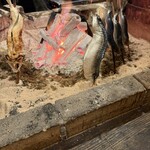居酒屋 ちょーちょ - 店内で魚が焼かれてます