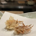 天婦羅 士才 - 車海老の足の素揚げ、衣付き