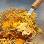 お好み焼き 登きや - オタフクソースはフルーティーな甘み、ですが過度に掛けてはありません
麺はラードを掛けてパリパリ感が強くなるように焼いてあり、千切り甘藍の蒸し焼きした甘み、豚バラ肉はカリッとして旨みがありました