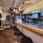 お好み焼き 登きや - 店内は白い天井、色紙が飾られた白壁&ガラス張り壁、木板張り床、観葉植物、ゆったりとした空間、BGMはJ-POP&TV音声
お席は鉄板カウンター4席、通常テーブル4席×2卓の合計12席