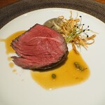 Plumier - 和牛のモモ肉。ソースはフォンドヴォーと実山椒。菊芋のピューレと牛蒡のパリパリ。吾亦紅みたいなのはロックチャイブというハーブ