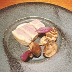 Plumier - 丹波地鶏とフォアグラのパテ。ヴァンジョーヌ（だったはず）という白ワインのソースと加賀蓮根とマッシュルームのマリネ