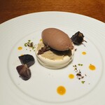 Plumier - 大好きヴァシュラン。アプリコットのピューレと山栗のペーストを詰めてます。渋皮煮を添えて、チョコレートのアイス乗せ