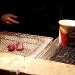 野口太郎 - 焼きりんごとハーゲンダッツのバニラを焼いて、アップルパイ風のデザート作成中