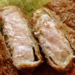 とんかつ鈴本 - 肉厚で、さっくりと揚ったトンカツです