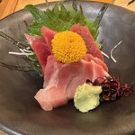 鮪小屋本店 - 中トロ2枚、赤身が3枚　ともに甘〜いd(^_^)