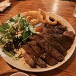 Que - メインのステーキとオニオンリング
