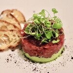 本マグロのタルタルとアボカドのプーレ