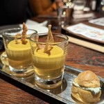 遠藤利三郎商店 - □ (アミューズ)パルミジャーノチーズ南瓜ムース・下層コンソメのジュレ・蓮根チップ、シュー生地＋クリームチーズ(☆☆☆☆☆)