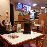 Sukiya - 店内左手のテーブル席
