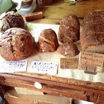 ルヴァン - お店陳列棚　ライ麦カンパは大きいです