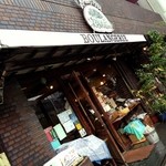 ルヴァン - 雨の日のお店外観
