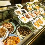 大甚 - 店員さんが大皿から小鉢に移した料理を、お客さんは自由に取るスタイル