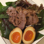 ゆるり 中華食堂 癒食同源 - あぶり叉焼と燻製玉子のサラダ 640円。