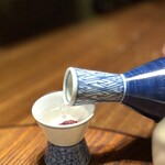 日本料理 梅林 - うなぎ心臓に日本酒を注ぎます