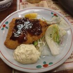 焼鳥本陣 本店 - これが美味いんすわ。何気に下のサラダにドレッシングが嬉しい。