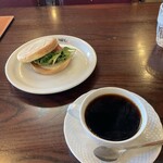 ヒロコーヒー - 料理写真:いつもの麦蔵バーガーはカウンターに座れなかったので口の周りが汚れるのが恥ずかしくマフィンにしときました。800円ちょい。