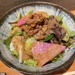 眞か SHINKA - 和牛叩きと有機野菜のサラダ