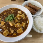 麺飯食堂 栄 - 料理写真:麻婆麺ライスセット1050円と春巻300円