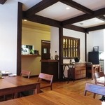 L'Astre - ハーフティンバー様式の店内