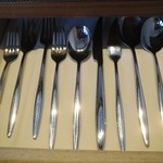 L'Astre - カトラリーはテーブルの引き出しの中