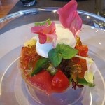 ヨコワ鮪と燻製ジャガ芋のエスプーマ　コンソメジュレと温泉玉子