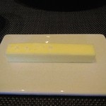 L'Astre - 無塩バターの半分だけ岩塩を置いてます