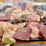 スタミナ苑 - ミックスホルモン、焼いているところ。