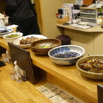 千代娘 - カウンターに並ぶおばんざい