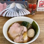 一番いちばん - 麺が見えないくらい具材が乗りボリューミーな「特中華そば」