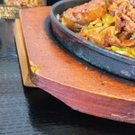 和真食堂 - 板を噛ませて傾ける